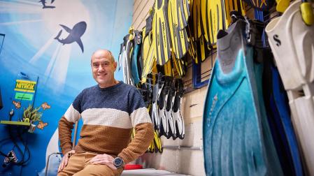 Luis Gorricho, en el almacén de Buceo Navarra, en el polígono de Mutilva Baja./