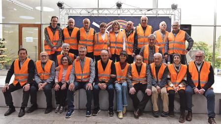 Integrantes del grupo de voluntariado urbano de la Asociación de Jubilados San Sebastián de Tafalla en la presentación de la memoria./