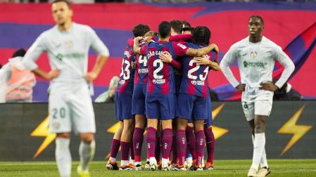 Piña de los jugadores del Barcelona tras uno de los tantos en la goleada contra el Getafe.