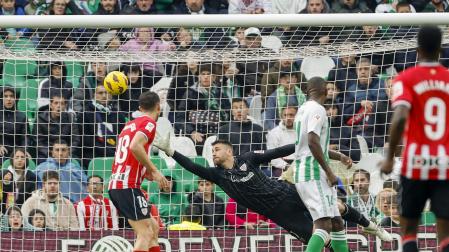Estirada inútil de Unai Simón que no pudo parar el derechazo de Johnny Cardoso que supuso el 3-1 definitivo.