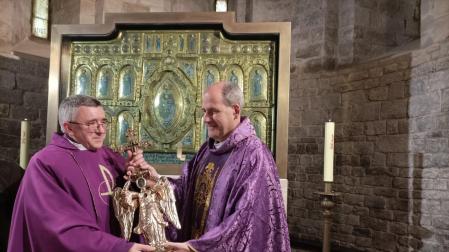 Alfonso Garciandia recibe la efigie de San Miguel de Aralar, de manos de Miguel Larrambebere.
