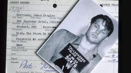 1963, Tallahassee: Morrison, con diecinueve años, fue arrestado después de hacer una broma mientras estaba borracho en un partido de fútbol.