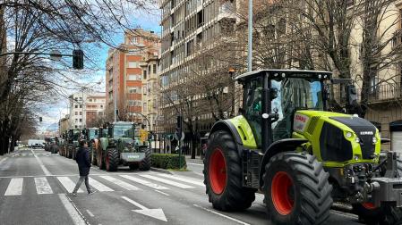 Una nueva protesta agraria bloquea la plaza de Merindades y la Avenida Baja Navarra de Pamplona. /