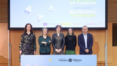 De izda. a dcha., Natalia Zapata, consultora de Turiskopio, Pilar Telletxea, de CEIN, la consejera Esnaola, la directora general de Turismo, Ana Rivas y el director del Servicio de Desarrollo Territorial Sostenible del Turismo, Alberto Ecay