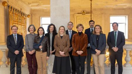 La consejera Patricia Fanlo y las directoras generales Ana Burusco y Agurtzane Martínez, junto a la rectora de la Universidad de Navarra, María Iraburu, y otros miembros del Rectorado