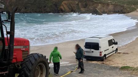 Una furgoneta acaba en el mar tras adentrarse su conductor, navarro, en la playa de Os Botes, en Valdoviño (A Coruña)