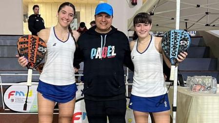 Martina Calvo (derecha), con el trofeo logrado en Badajoz