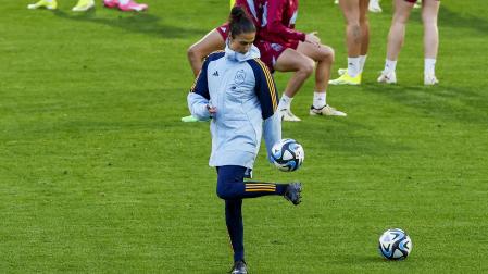 La seleccionadora Monte Tomé controla de espuela un balón durante el entrenamiento de este martes, 27 de febrero./