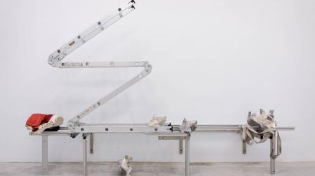 'Sin título (y escucho tus pasos venir), 2018. Escalera, perfil de ventana y estructura de acero inoxidable, fundición en aluminio, revestimiento cerámico, escayola, molde de silicona y resina acrílica, cinchas y tejido