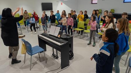 Un momento del ensayo celebrado ayer por la tarde con parte del alumnado participante en el cuento musical