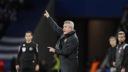 Javier Aguirre da indicaciones a sus jugadores en el partido de semifinales de Copa en el Reale Arena
