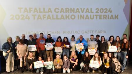Los premiados y premiadas se fotografiaron al término de la gala con los representantes municipales