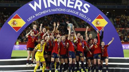 Las jugadoras españolas con la navarra Maite Oroz en medio celebran el título con la copa de campeonas de la Nations League./