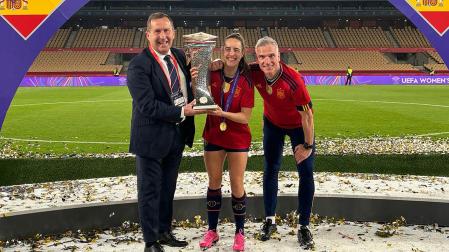 Rafa Del Amo, Maite Oroz y Javi Lerga posan con el trofeo de campeones de la Liga de las Naciones./