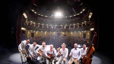 De izda. a dcha: Yarián Yaque (con el trombón de varas), Rafael Noa, Eduardo Larumbe (con el laúd), Eduardo Solano (con la guitarra), Ángel Ardaiz (con las maracas), Diego Salsamendi (con la trompeta) y Marcelo Escrich (con el contrabajo), en el concierto del 23 de febrero, en el Gayarre.