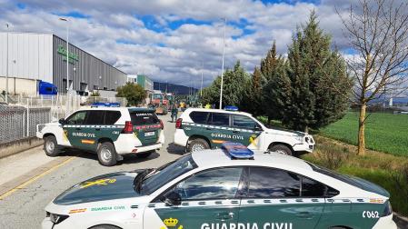 Patrulla de la Guardia Civil en el acceso a VW Navarra que han intentado cerrar los tractores.