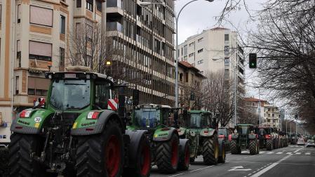 Tractores, este jueves en la avenida Baja Navarra de Pamplona.