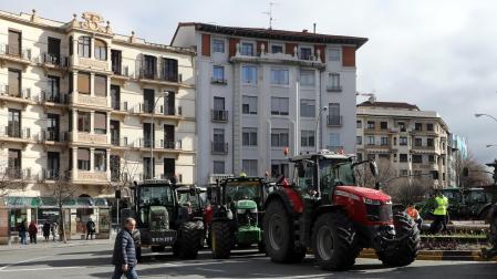 Decenas de agricultores navarros han vuelto a colapsar con sus tractores el centro de Pamplona este jueves, 29 de febrero.