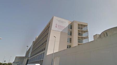 Exterior del Hospital Universitario La Ribera, donde ha fallecido el hombre