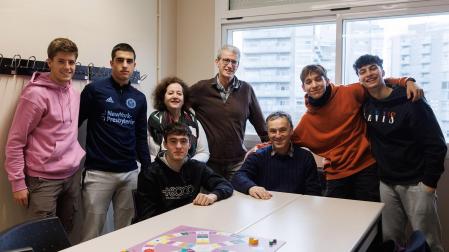 Estudiantes participantes en el Trivial Anatómico, junto al profesorado implicado en la iniciativa; de pie, Conchi Yárnoz y Lucas Blázquez; sentado, Jesús Alfaro