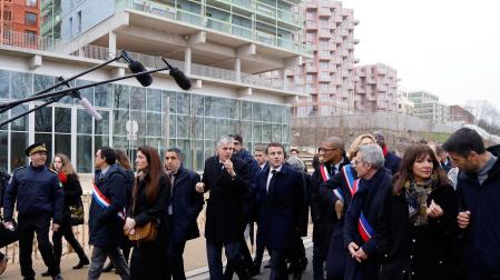 El presidente francés, Emmanuel Macron, durante su visita a la villa olímpica de París 2024
