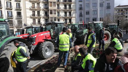 Imagen de un grupo de agricultores y ganaderos en Merindades, tras aparcar sus tractores en la rotonda