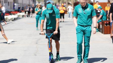 El piloto español Fernando Alonso sobre un patinete en BAhréin.