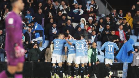 Los jugadores del Celta celebran el tanto de Mingueza.