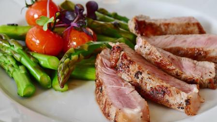 Un plato de carne con espárragos