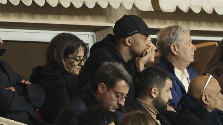 Kylian Mbappe, en el palco del PSG tras ser sustituido en el descanso ante el AS Monaco