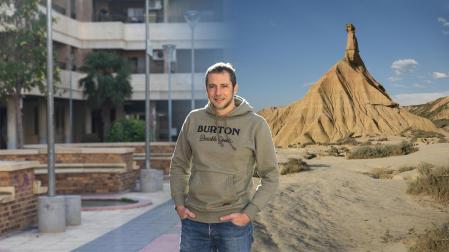 DEL CENTRO DE TUDELA..., A LAS BARDENAS El fotomontaje que ilustra estas líneas muestra lo que un plató virtual puede ofrecer. En la imagen aparece su promotor, Alfredo Orduña, posando en la plaza Sancho El Fuerte de Tudela, mientras que si solo me mira a la parte derecha de la foto puede parecer que se encuentra en Bardenas.