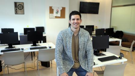 Ruddy Guerrero en la academia donde imparte clases de programación dos días por semana.