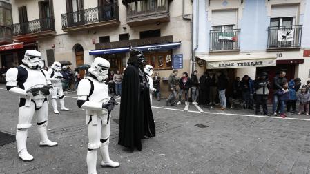 - Darth Vader, tropas imperiales, cazarrecompensas y droides del universo Star Wars han desembarcado este sábado en Pamplona para preparar el evento 'La Fuerza Contra el Cáncer'