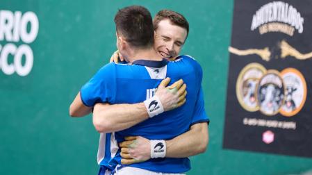 Artola e Imaz se abrazan después de conseguir imponerse en el primer partido de semifinales.