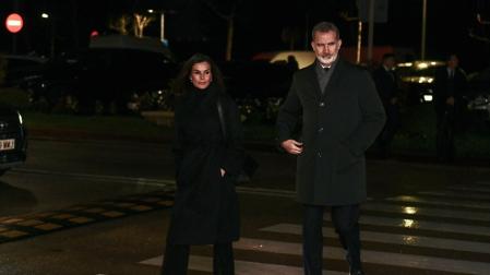 Los reyes Felipe y Letizia a su llegada al tanatorio La Paz-Tres Cantos de Madrid para visitar la capilla ardiente de Fernando Gómez-Acebo, primo del rey Felipe VI