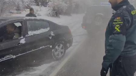 Vídeo: La Guardia Civil remolca un vehículo atrapado por la nieve en Isaba