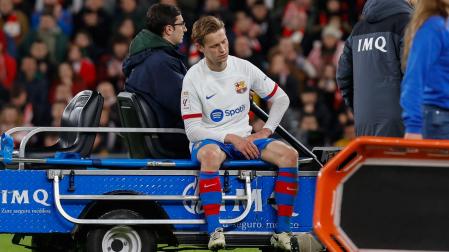 El centrocampista del FC Barcelona Frenkie de Jong se retira lesionado durante el partido de Liga de Primera División que el Athletic Club y el FC Barcelona