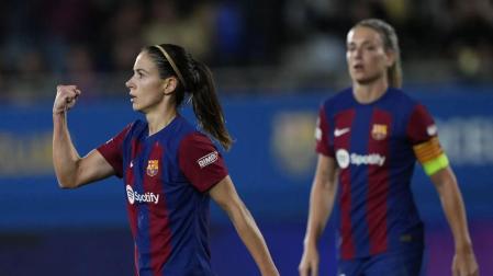 Aitana celebra un gol bajo la mirada de Alexia en un partido del F.C. Barcelona femenino