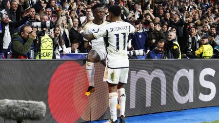 Vinícius Jr. recibe la felicitación de Rodrygo tras anotar el 1-0./