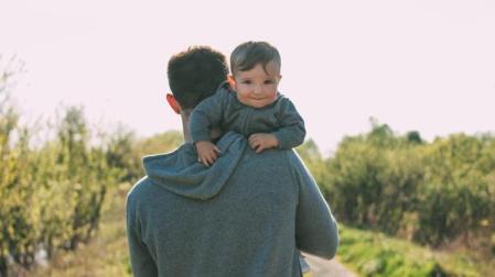 La ley de familias incluye una ayuda de 100 euros mensuales para familias con hijos e hijas de cero a tres años
