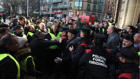 Tensión en los alrededores del Parlamento foral este mediodía./