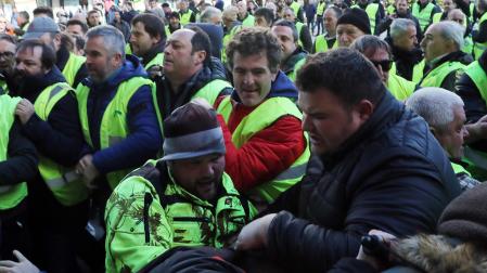 Tensión en los alrededores del Parlamento foral este mediodía./
