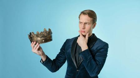 Las personas que experimentan el síndrome del impostor se ven atrapados en un ciclo de duda y temor constante a ser descubiertos como impostores