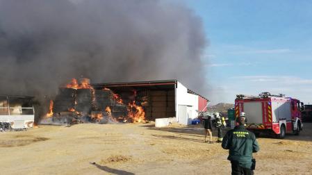 Bomberos del parque de Tafalla realizan las labores de extinción del incendio de una granja de Artajona