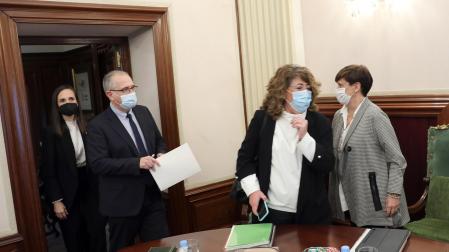 Enrique Maya y varias concejalas, en un pleno de febrero de 2022, con la mascarilla obligatoria