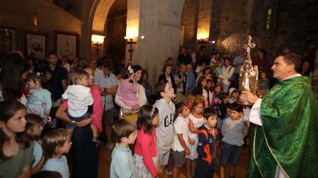 El que fuera capellán de San Miguel de Aralar, hoy obispo de Palencia, durante una edición de la acogida de los niños en el santuario.