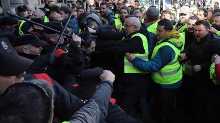 Agricultores navarros enfrentándose a la Policía Foral este jueves en la puerta del Parlamento