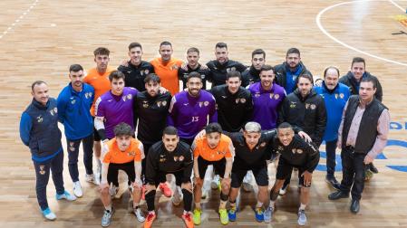 Adri Pereira, en el centro con el dorsal 13, junto al resto de la plantilla y el cuerpo técnico del ATP Ribera