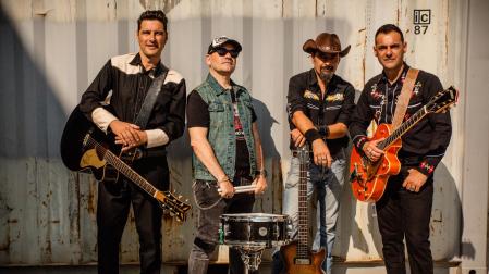Correcaminos Rock & Roll Band está formada por tres hermanos biológicos y uno ‘adoptivo’. De izda. a dcha: Víctor Gómez (voz y acústica), Adolfo García (batería), José Gómez (bajo y coros) y Rubén Gómez (eléctrica y coros)