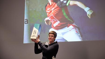 Maite Ruiz de Larramendi levanta el galardón ‘Natividad Bella Esparza’, este jueves 7 de marzo por la tarde en el Navarra Arena.